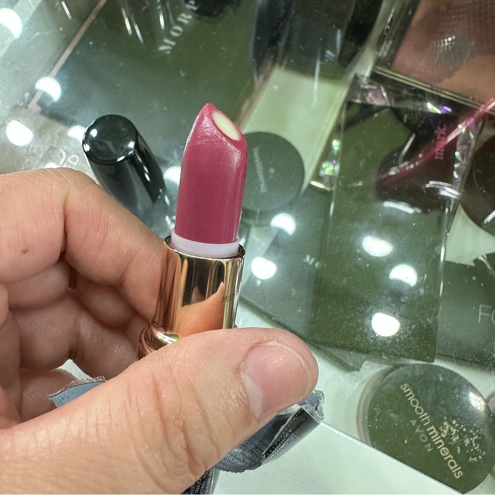 Avon Extra Plump Lipstick Berry - Picture 2 of 7